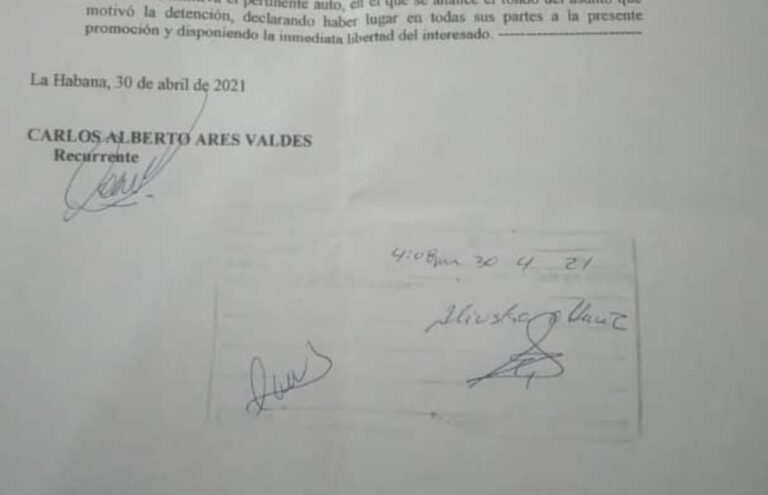 Continúa en un calabozo policial periodista del ICLEP que reportó violencia de la policía