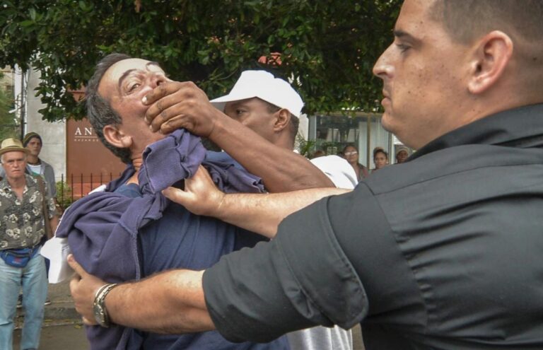 Peligra la vida del periodista Lázaro Yuri Valle Roca, incomunicado en Villa Marista