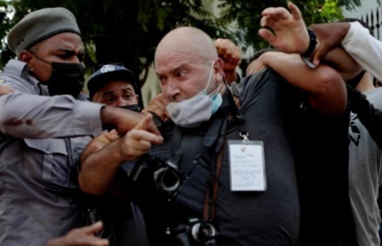 Periodistas golpeados, arrestados y en paraderos desconocidos por cubrir manifestación en Cuba