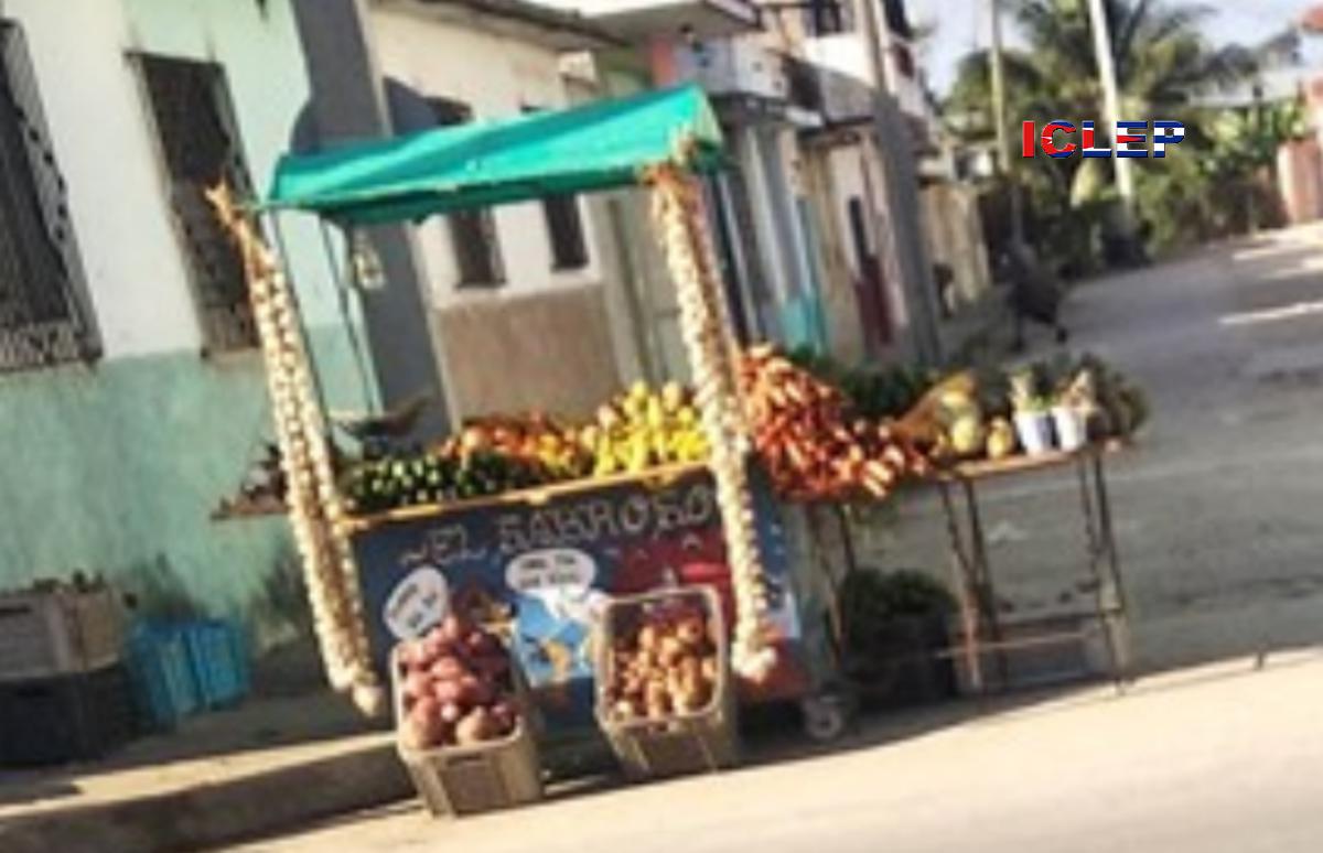 Vendedor acosado por policías