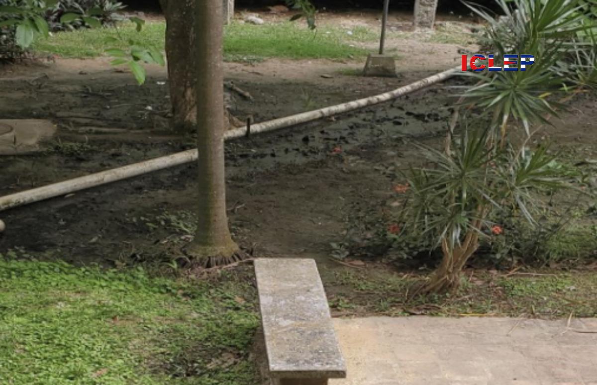 Tubería sanitaria rota en el hospital provincial contamina el área de espera del salón de parto