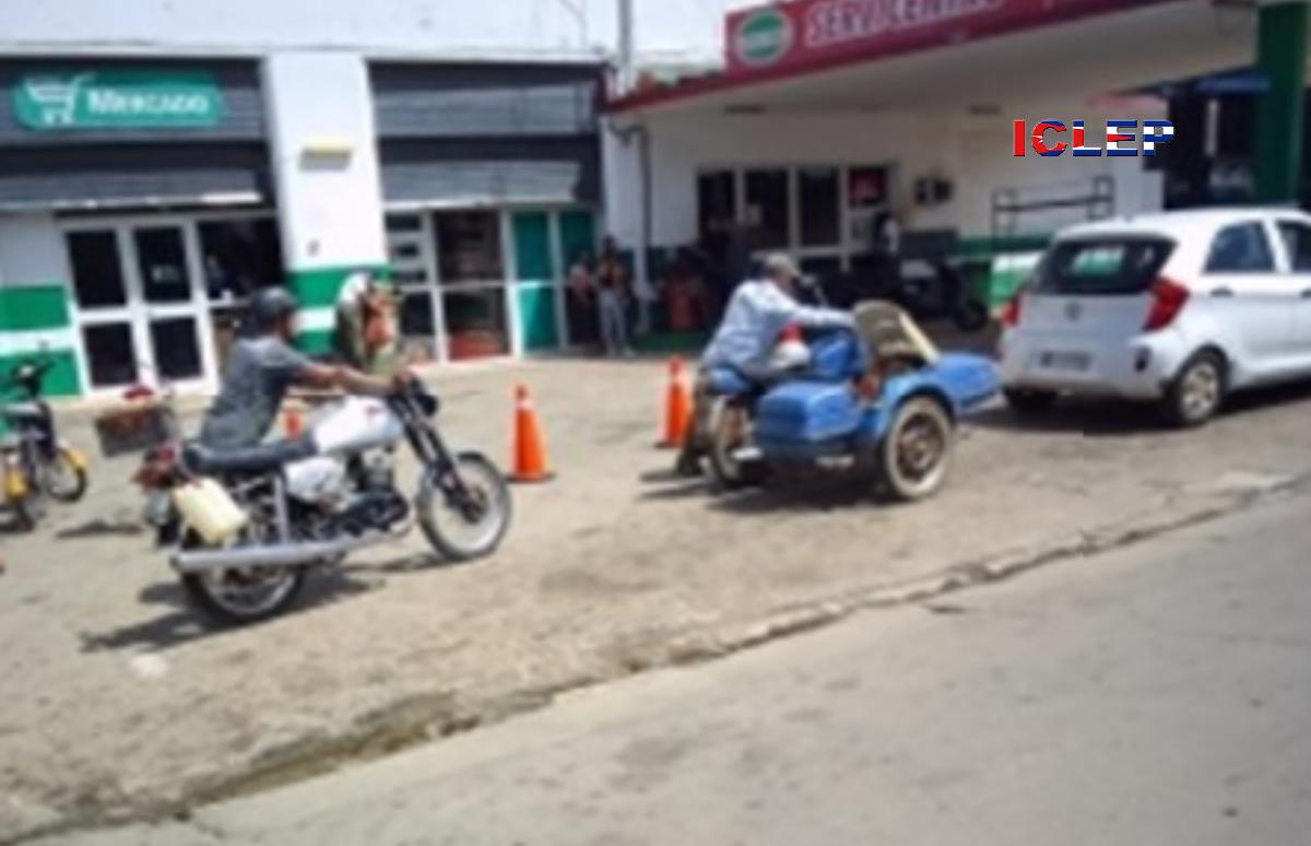 Limitada la venta de combustible por crisis en el país