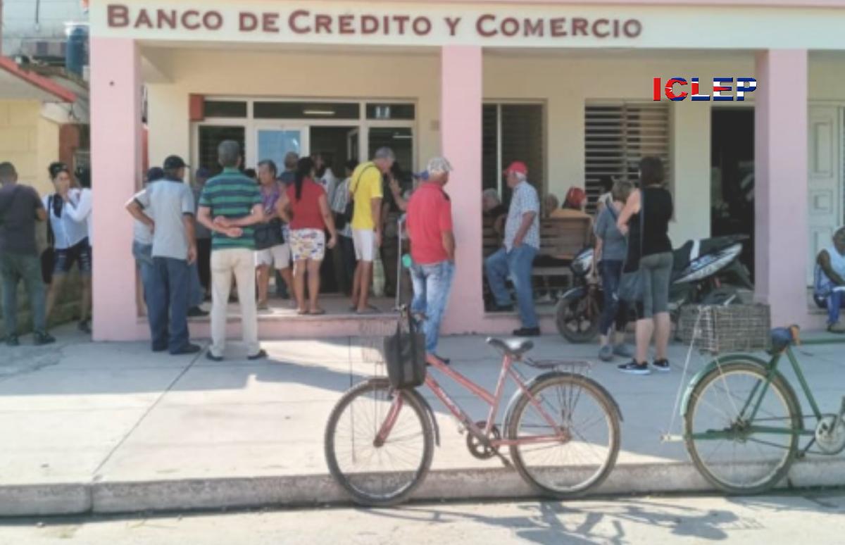 Continúa el calvario de los jubilados para el cobro de las pensiones en los bancos