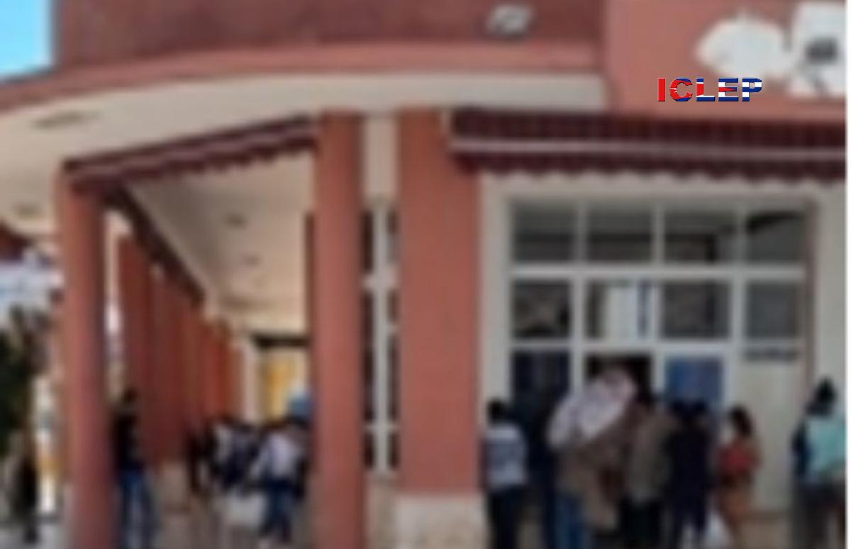 Empleados del Coppelia sirven agua en vasos usados