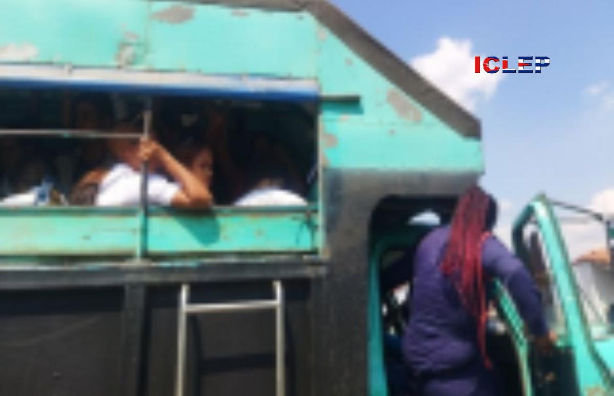 Choferes pinareños sobrecargan los vehículos ante escasez de transporte estatal