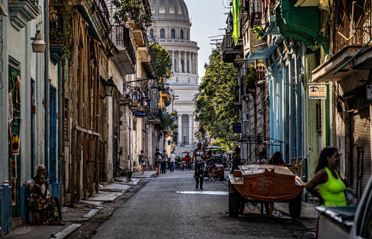 Cuba, el país que va de la mano de la miseria