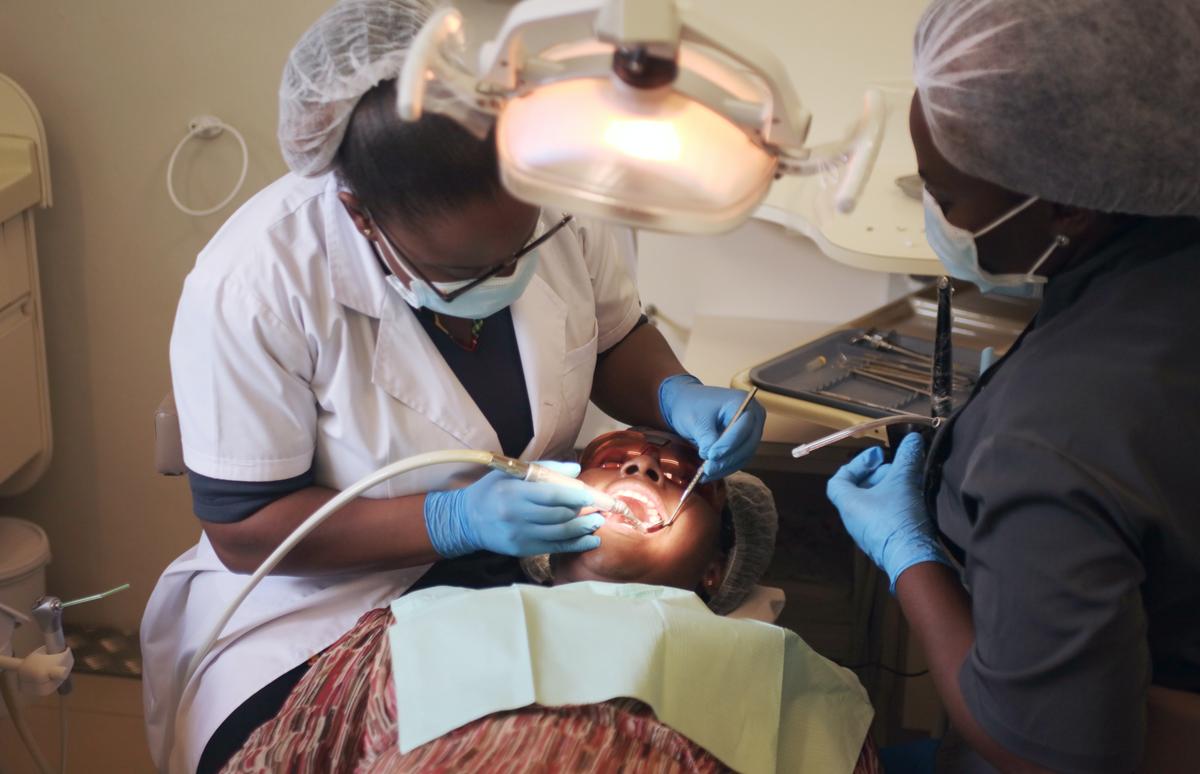Falta de insumos impide atención en las clínicas dentales