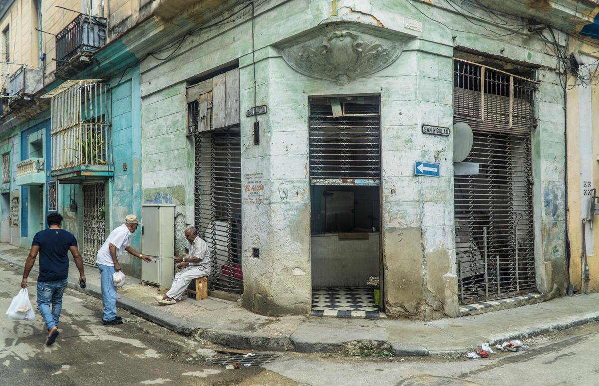 Las esquinas cubanas cambian de color por estos días