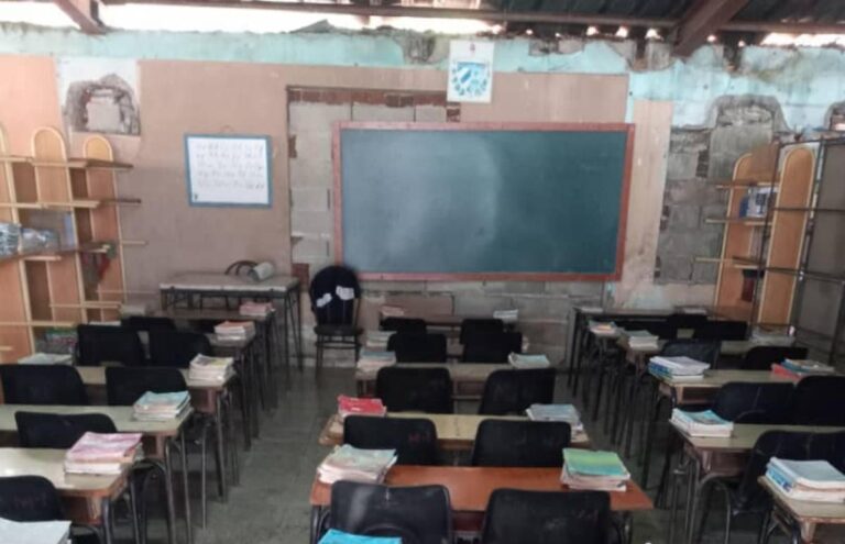 Policía política detiene y amenaza a joven que denunció en redes sociales las condiciones de un local utilizado como escuela