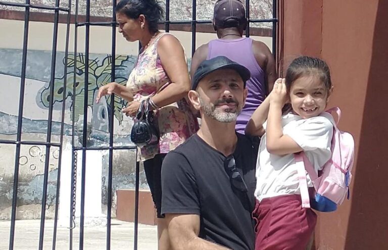 Detienen a director de medio y cortan acceso a internet a periodista para impedirles informar sobre juicio a activista.