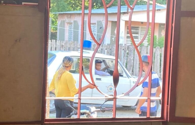 Seguridad del Estado impide salir de su casa y corta internet a reportero José Rolando Casares