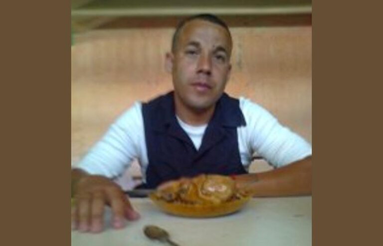 Cubano con problemas psiquiátricos encarcelado por pegar boletines en la calle