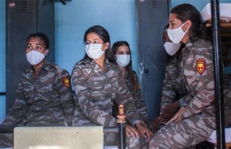 Servicio militar: nuevo requisito para mujeres que estudien periodismo en Cuba