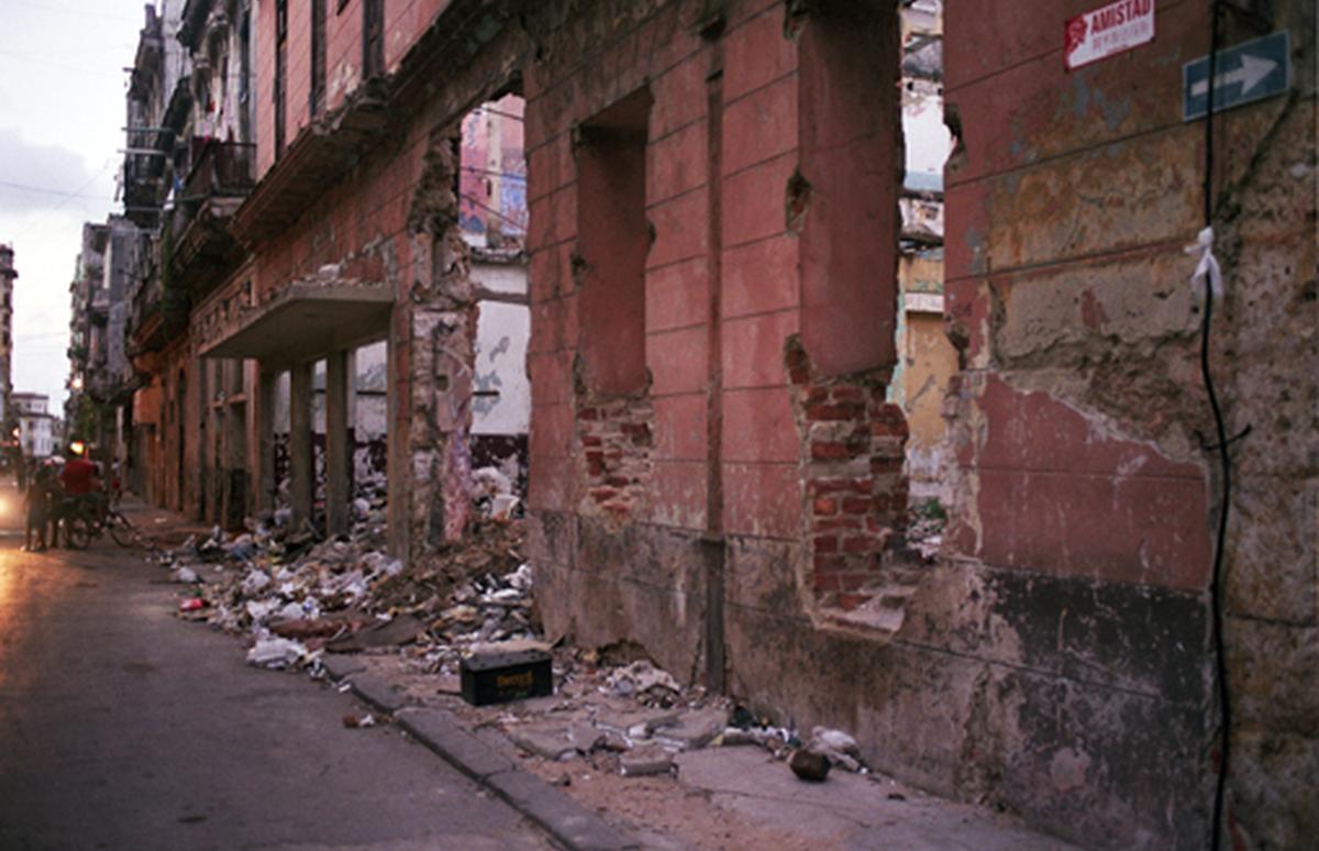 Escombros “de nadie” en la vía pública de Centro Habana