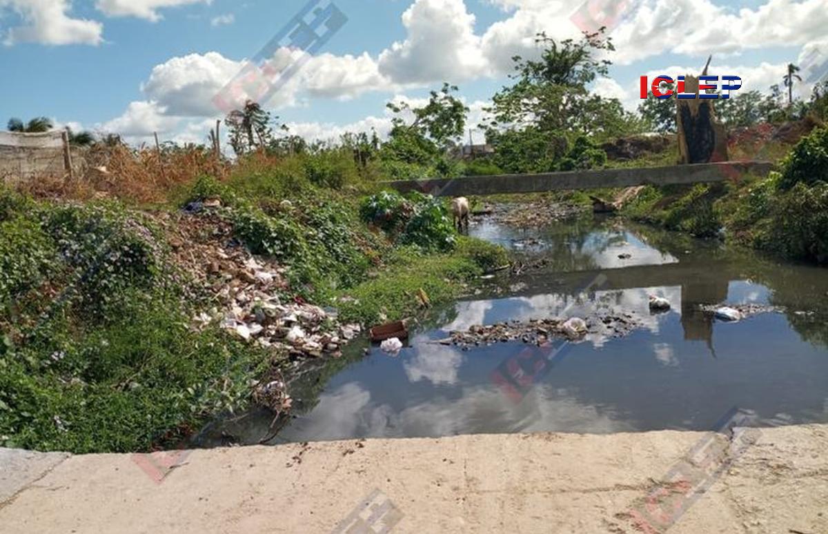 Contaminación de un río acaba con costumbres de un poblado