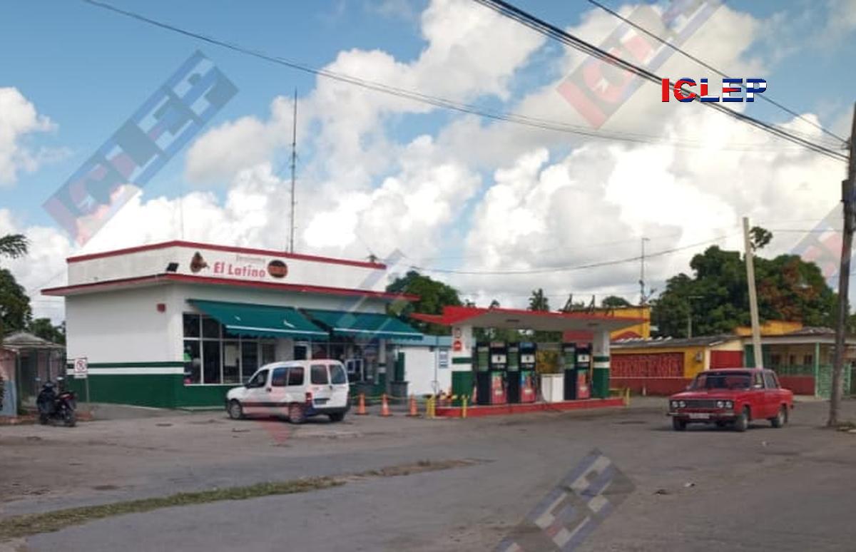 Impresionante caravana de carros esperando por gasolina en Guanajay