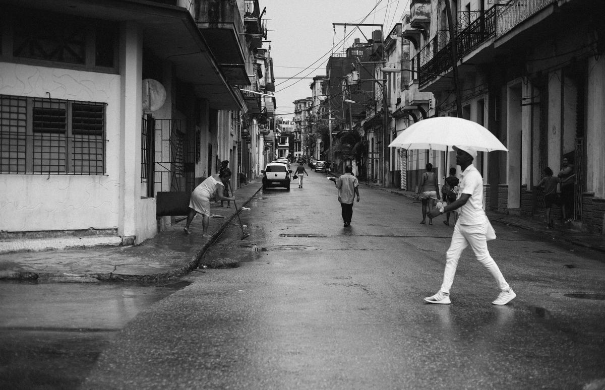 El sello de los tres mosqueteros cubanos: el hueco, la fosa y la basura en la calle