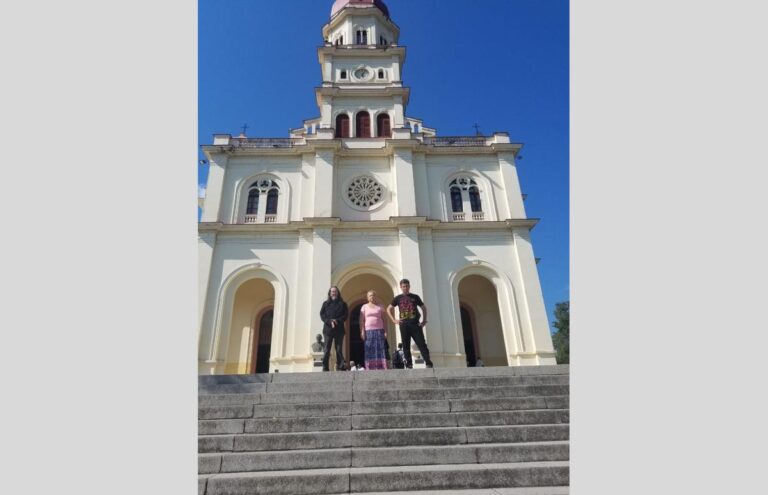 Incomunicados y desalojados miembros de la familia que convocó reunión en Santuario de la Virgen de la Caridad del Cobre