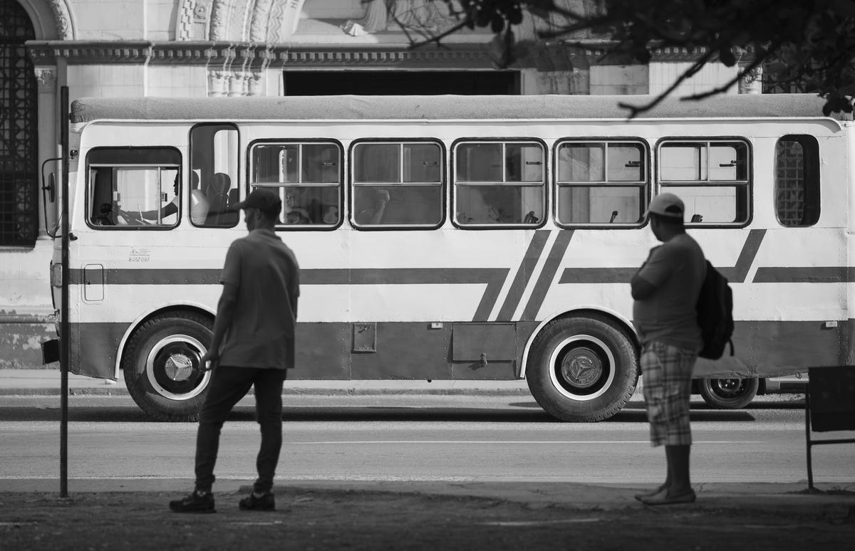Paralizan ómnibus de turnos médicos por falta de combustible