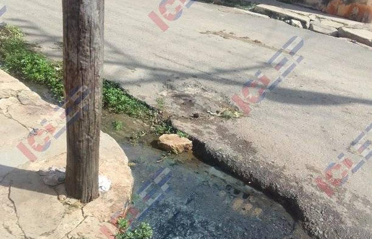 Consultorio médico comparte esquina con fosa desbordada