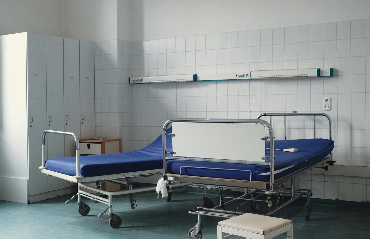 Ponen al descubierto crisis con las camillas en el Hospital Ciro Redondo