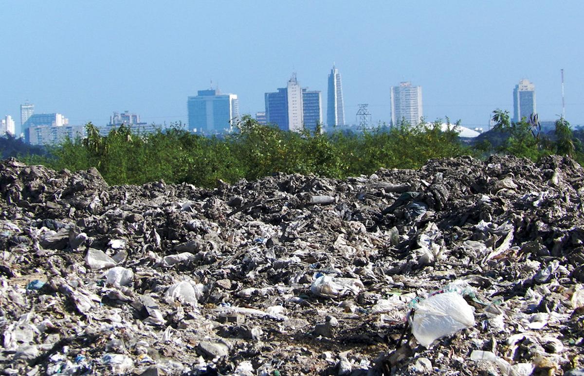 Basurero en la ciudad se apodera de vía férrea en uso