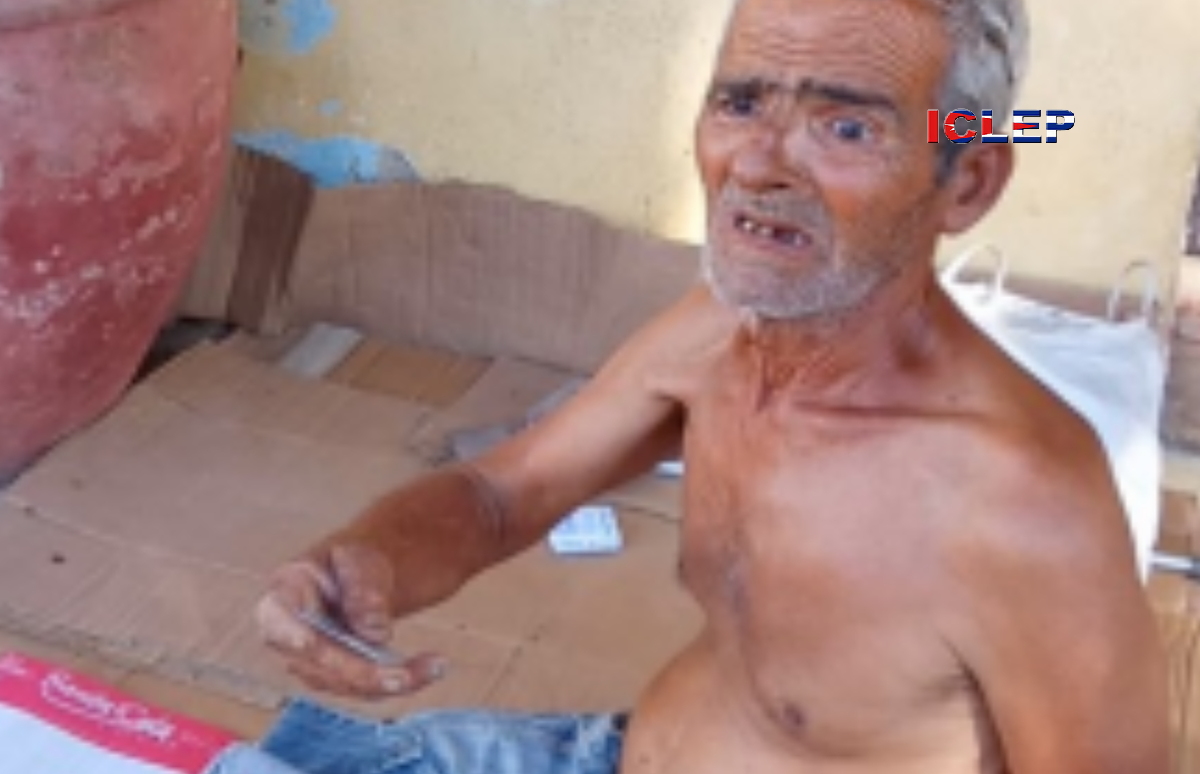 Anciano espirituano vive en los portales del Museo de Ciencias Naturales