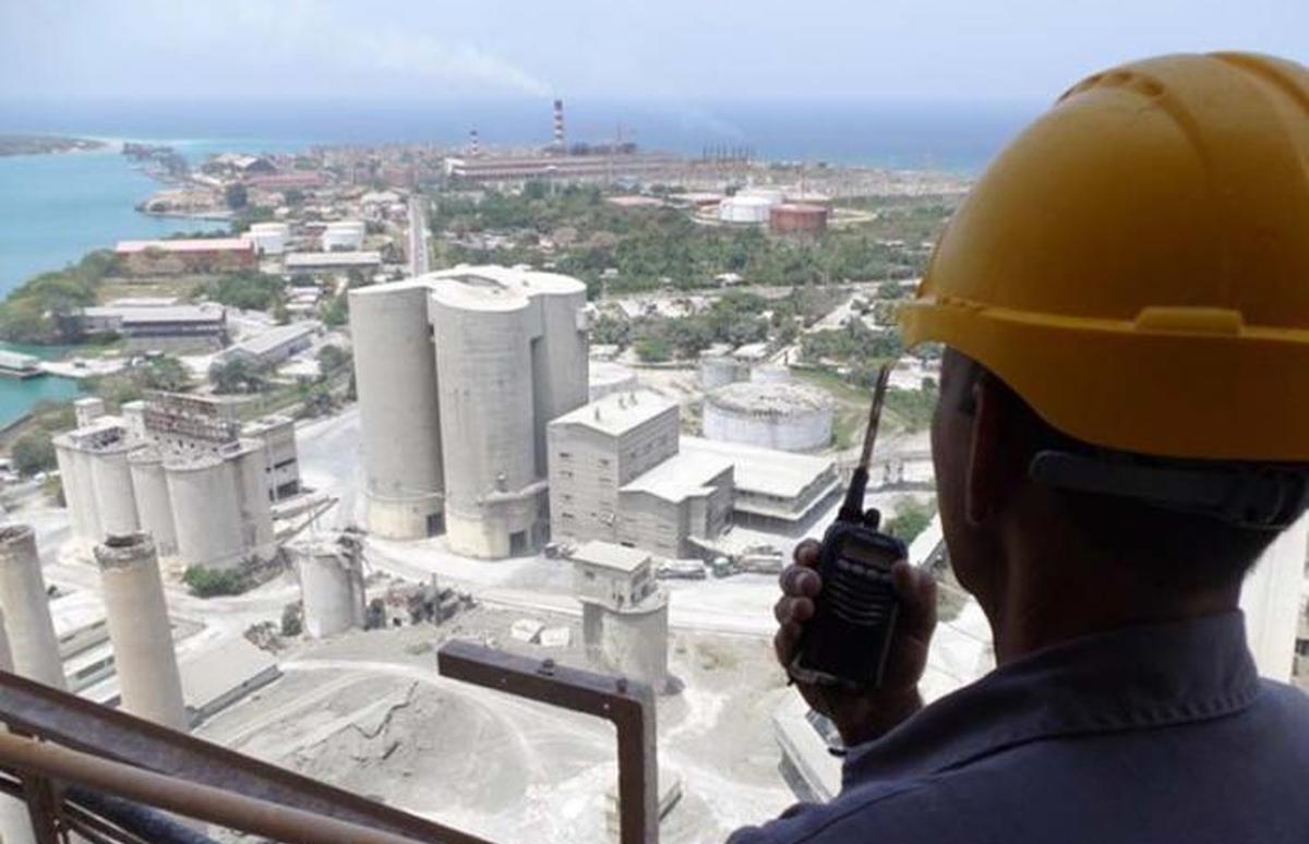Escasez de combustible paraliza crucial fábrica de cemento en Mariel