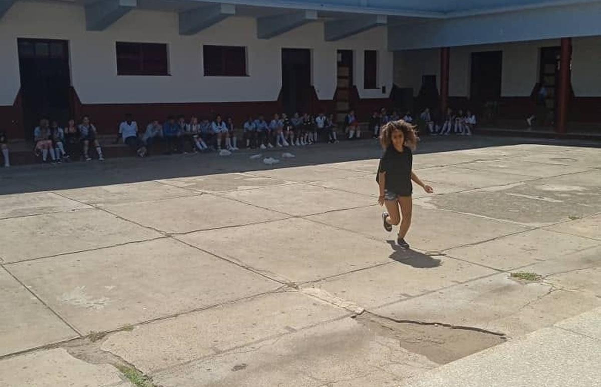 Se viene abajo el área deportiva de otro centro escolar de la ciudad