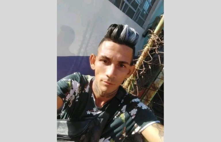 Preso político Onaikel Infante Abreu bajo tortura en la cárcel por escribir con su sangre “Libertad Patria y Vida”