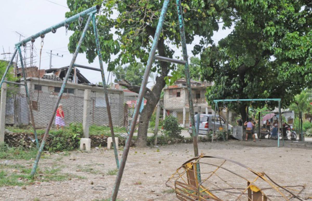Rumbo al olvido por abandono parque infantil de la esquina 30 y 25