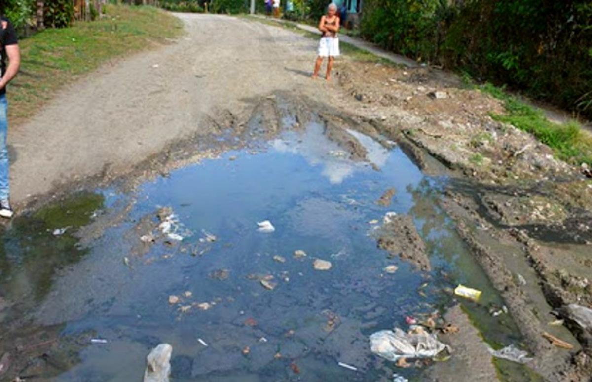 Salidero de aguas albañales afectan a vecinos del barrio Capiro