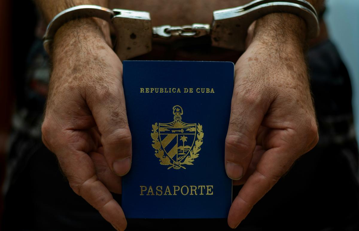 Apremios por abandonar el país comunista desbordan oficina de trámites