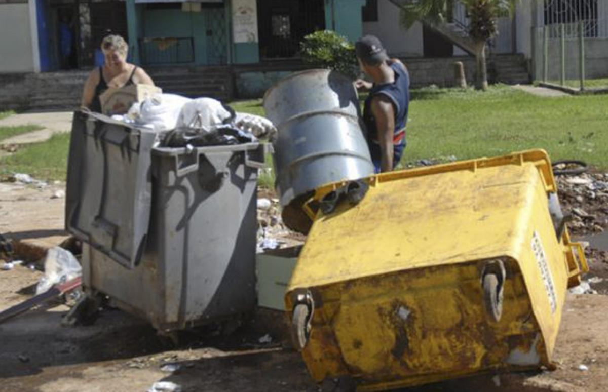 Tensión en barrios bajos de la urbe por basura y escombros en canal de desagüe