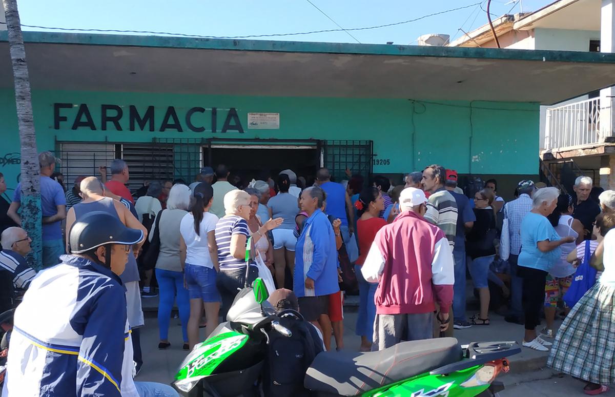 Languidecen ancianos esperanzados por medicamentos en colas frente a las farmacias