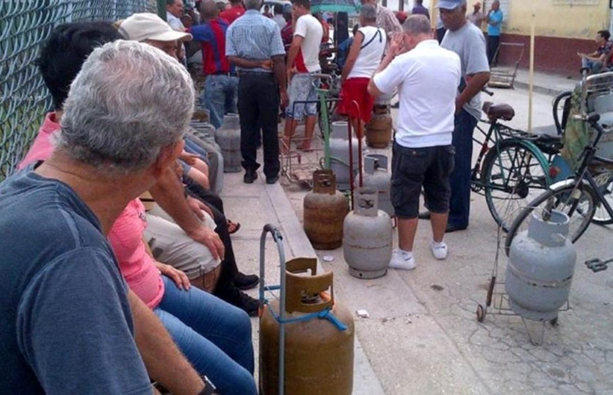 “Anclada” la tensión frente al punto de venta de gas licuado