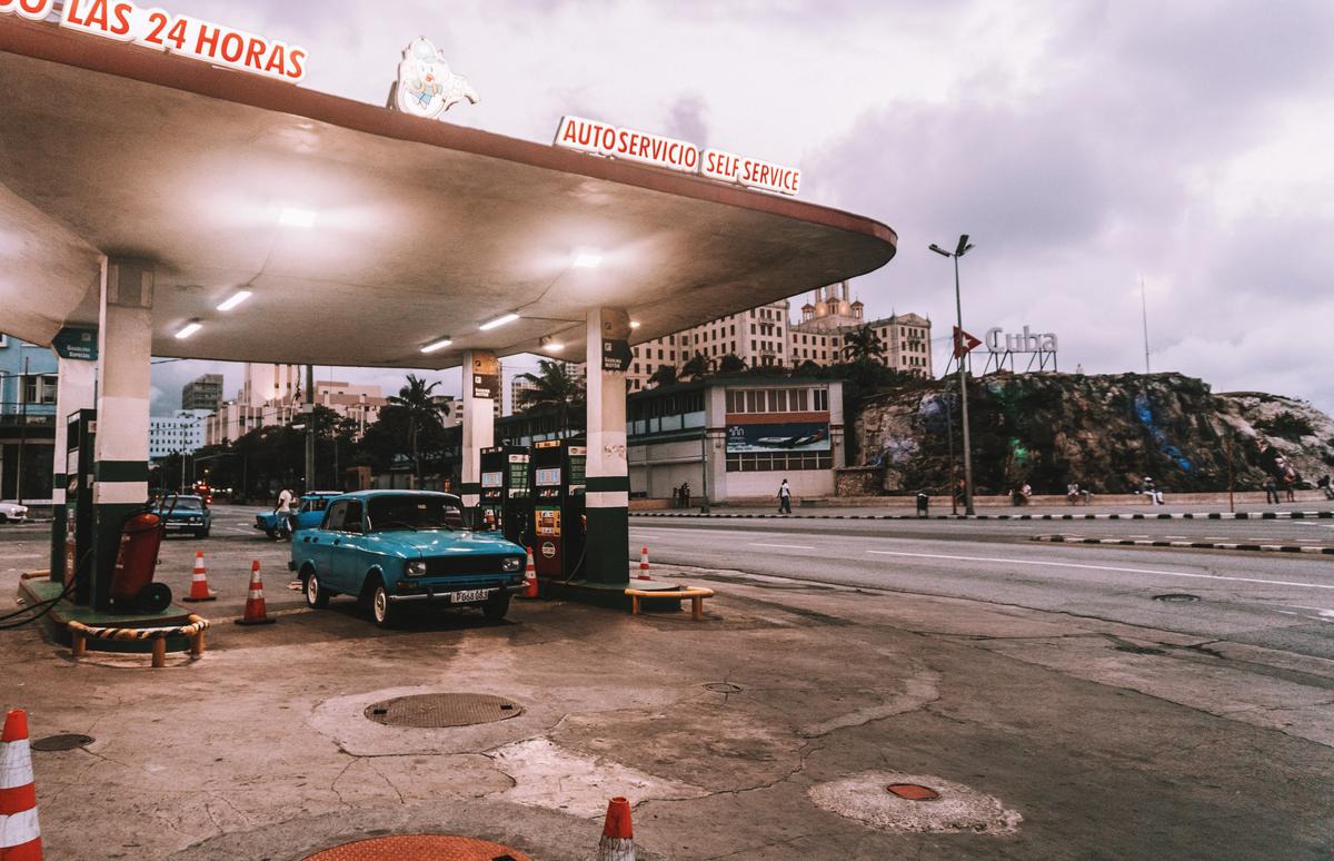 Gasolineras revolucionarias solo tienen petróleo para la moneda del «enemigo»