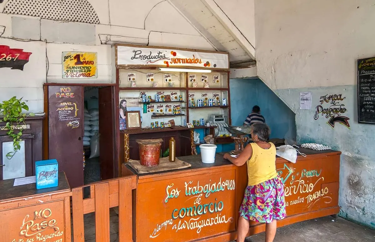 Luego de meses de falta en bodegas, se dispara el precio del huevo en la calle