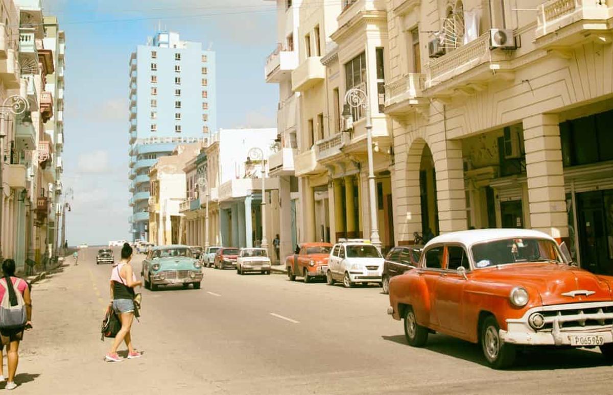 A punto de caer un pretil en la calle Galiano
