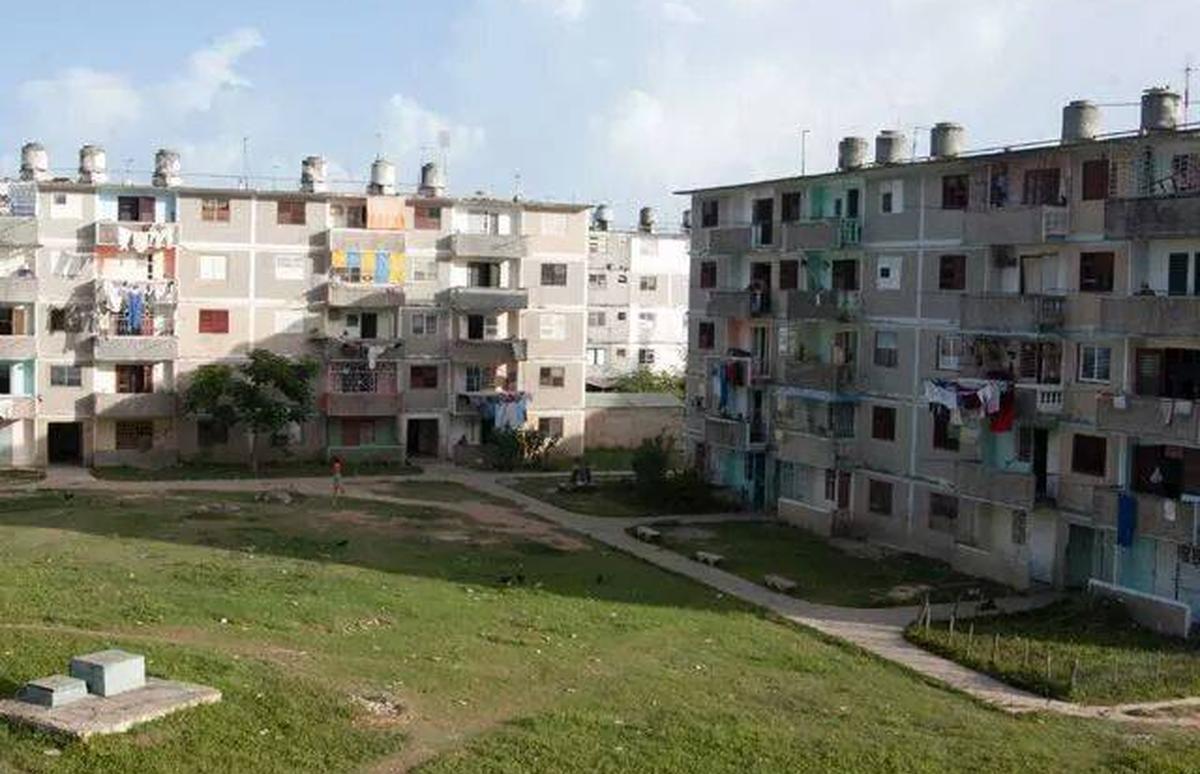 Al borde de la destrucción edificios multifamiliares en La Coloma