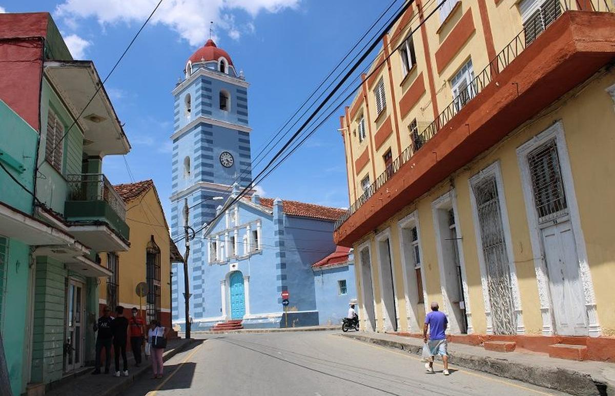 Aguas albañales en la provincia espirituana corriendo por la calle