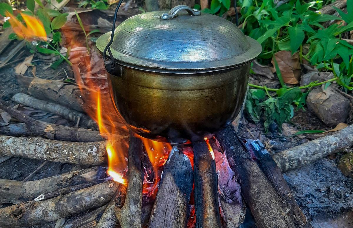 La leña para cocinar, “divino tesoro” para las amas de casa artemiseñas