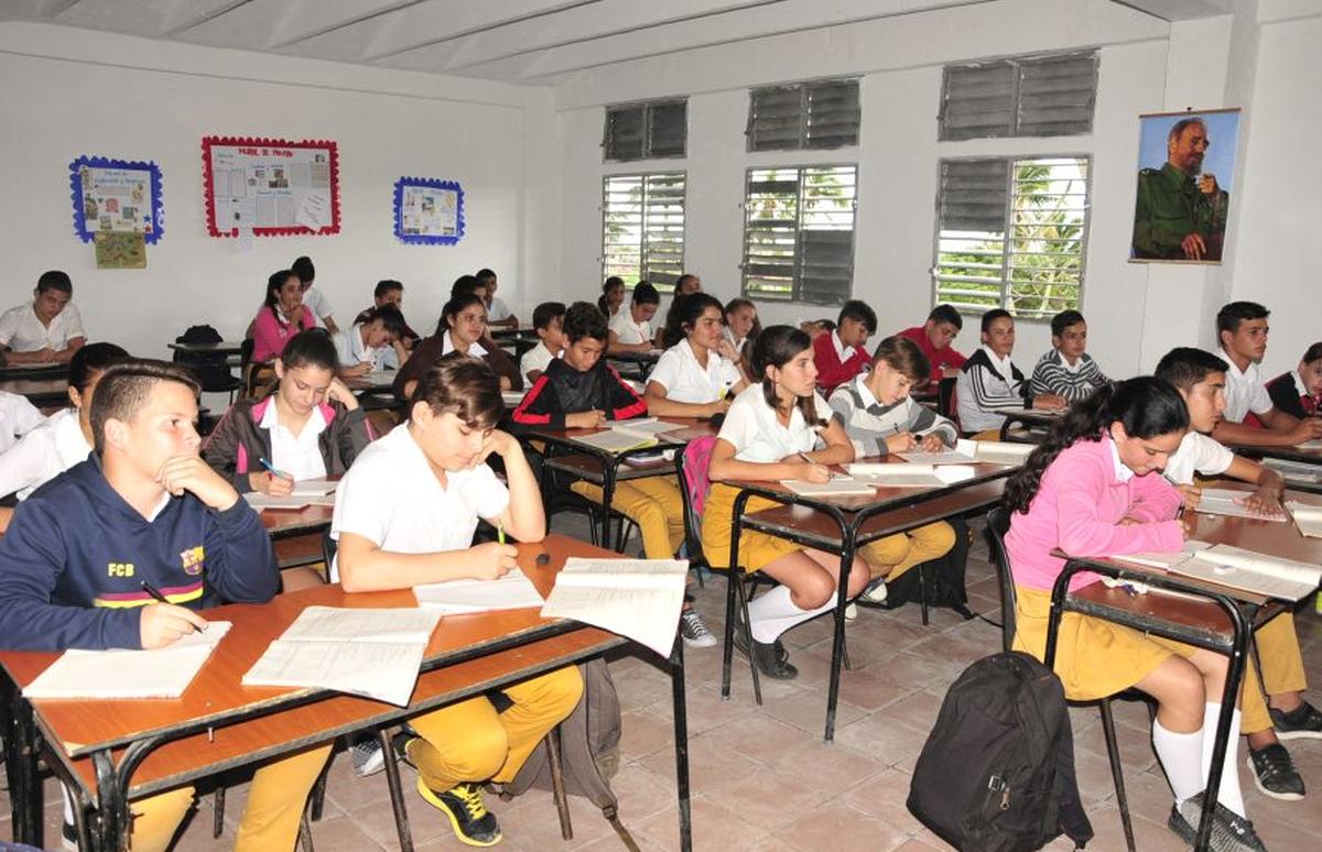 Autoridades educativas piden maestros para cubrir las aulas