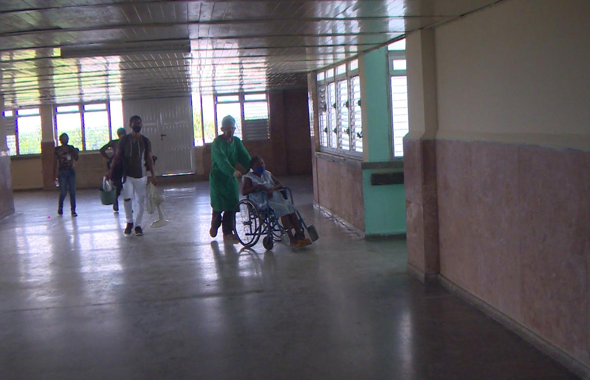 Camillas sangrientas esperan a pacientes en hospital artemiseño