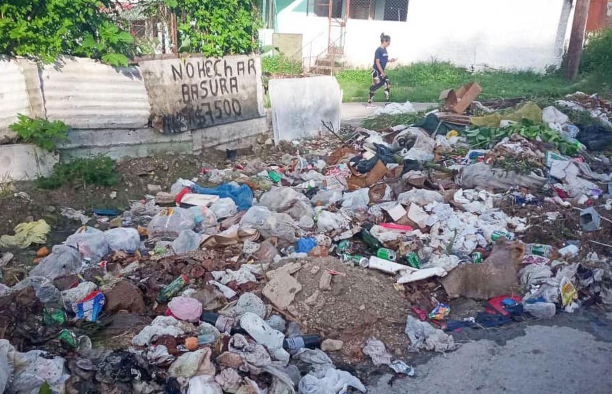 Basureros en plena calle por falta de contenedores en Marianao