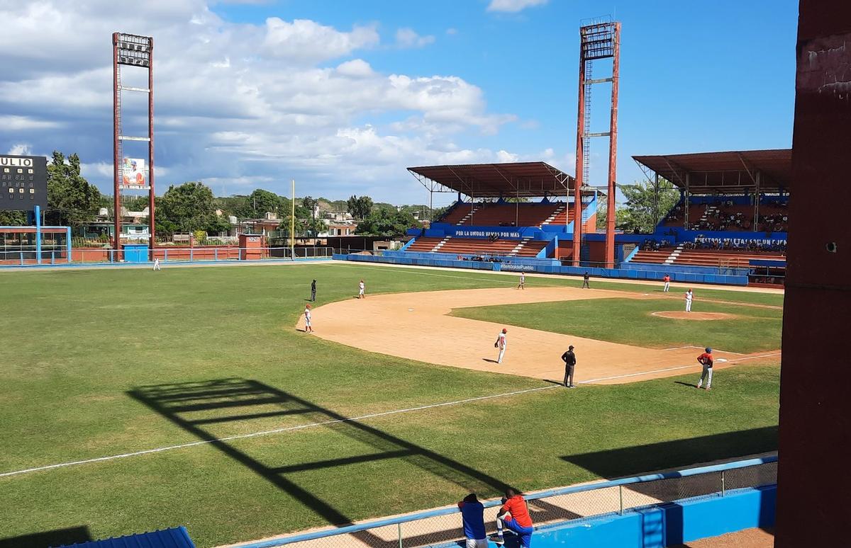En mal estado las torres que quedan en el estadio 26 de Julio