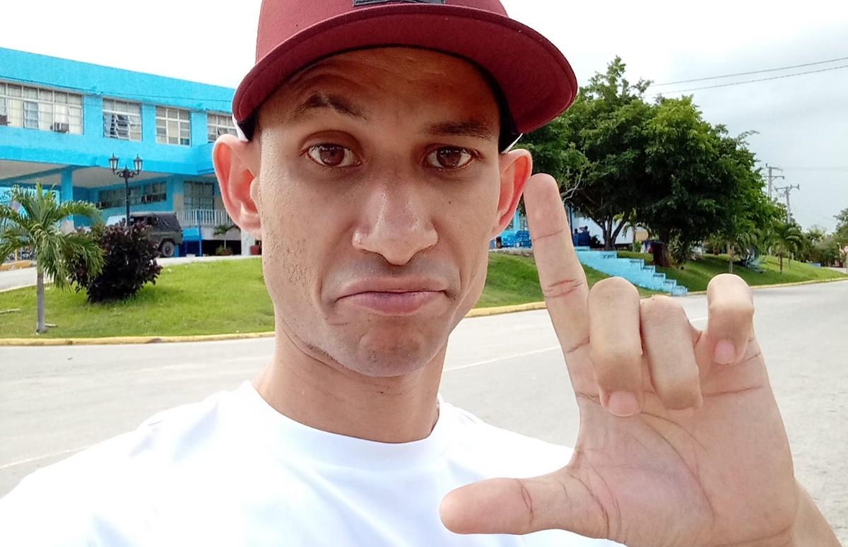 Alexander Fábregas en celda de castigo por salir de su juicio gritando consignas contra la dictadura