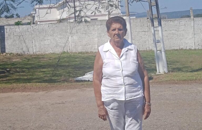 Niegan por tercera vez a la Dama de Blanco Sonia Álvarez la visita a su hija Saily Navarro en prisión por vestir de blanco