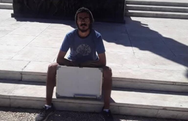 Arrestado y golpeado el joven Leonardo Romero Negrín por protestar pacíficamente con una pizarra en blanco en el Parque Central de La Habana