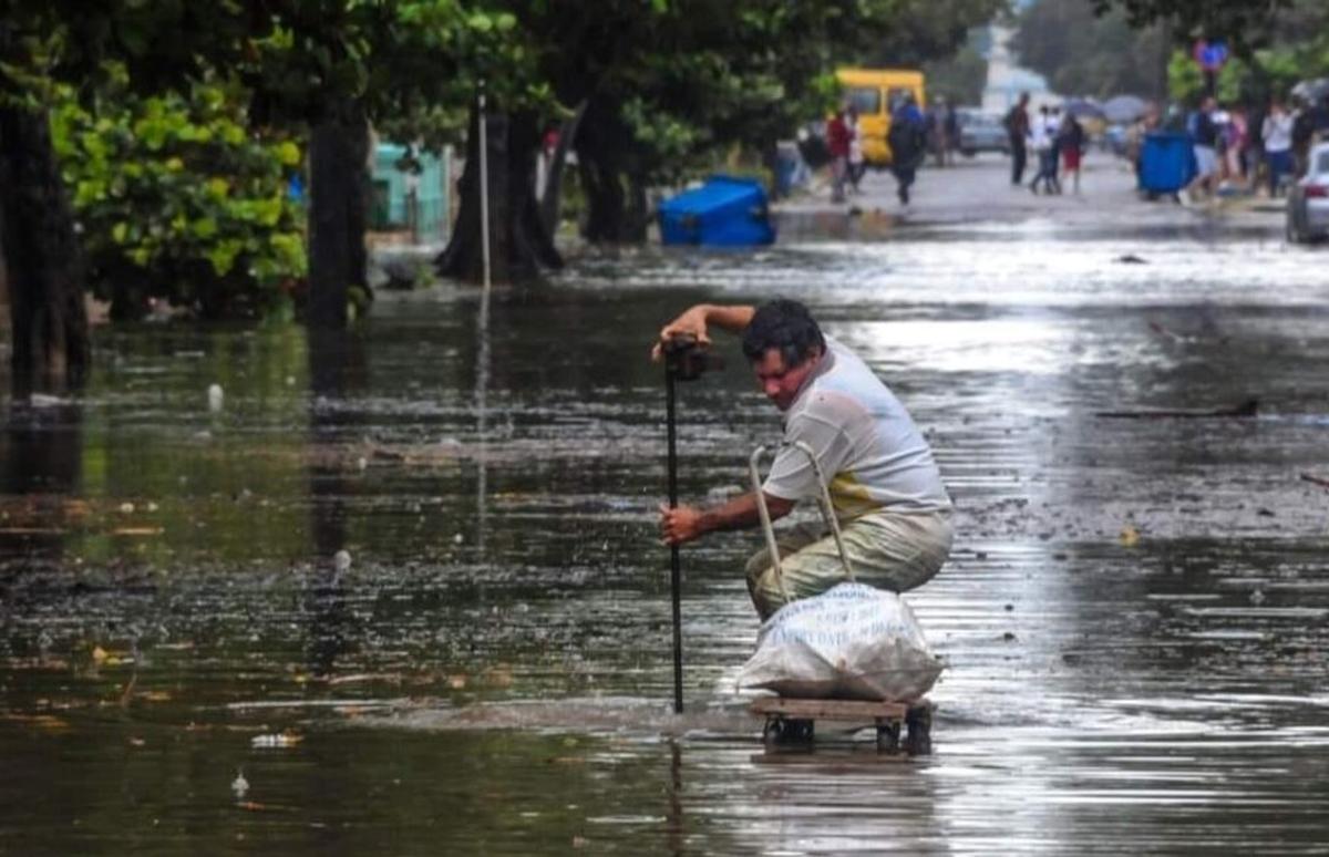 Vertimiento de aguas albañales se hace histórico en la calle Céspedes